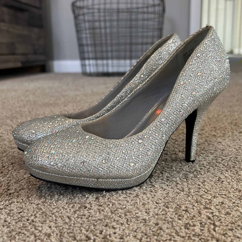 Silver Slipper Heel. Size 7W. Only worn once. Really comfortable